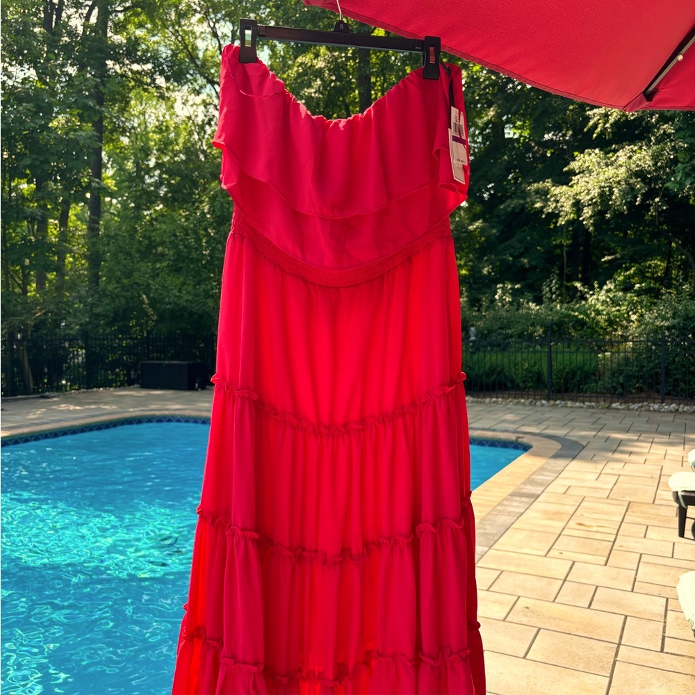 NWT Strapless red tiered midi sundress from Bloomingdale’s. XXL